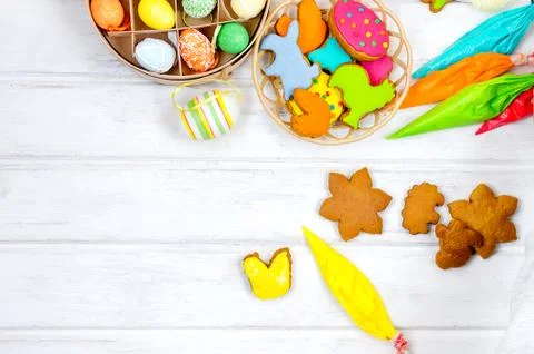 Top view of hands making gingerbread cookies for Easter Stockfoto's