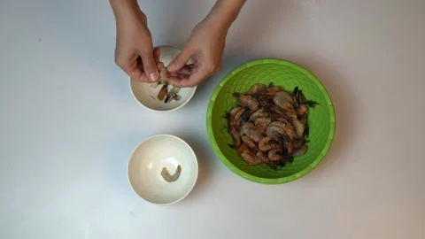 Top View of Hands Peeling Fresh Raw Shrimps into White Bowls 스톡 동영상 334305669