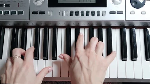 Top view on hands playing the electric piano. A virtuoso instrument playing. Vídeo Stock 127525248