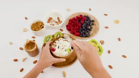 Top View of Hands Preparing Healthy Yogurt Bowl with Fresh Berries Vídeo Stock 337519121