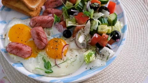 Top View Healthy Breakfast with Eggs Sausage and Fresh Salad Video Vídeos de archivo 332111201
