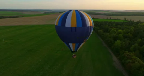 Top view of hot air balloon flying above green landscape, US. Drone shot balloon 库存影片 259844378