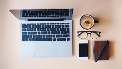 Top view hot coffee cup splash on working table. Видео 106617893