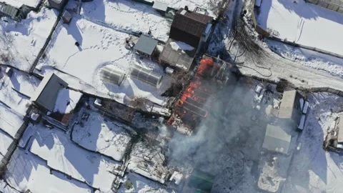 Top view The house is engulfed in flames with orange flames and smoke. 스톡 동영상 150446873