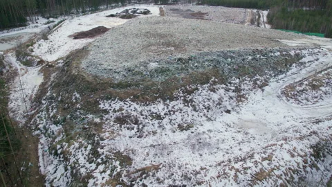 Top view of a huge pile of waste in winter, the concept of garbage disposal Vidéo 232054056