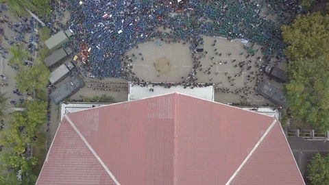 Top View of Huge setudents demonstration in front of government building who pro Video stock 125063182