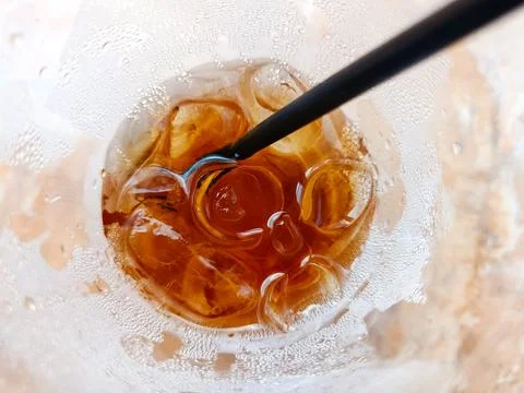 Top View Iced Tea in Plastic Cup with Straw, Refreshing Cold Drink with Ice Cube 스톡 사진