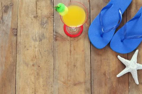 Top view image of flip flops, fruit cocktail and starfish Foto stock