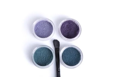 Top view of jars with eye shadows, and makeup brush Foto stock