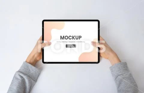 Top view of a kid's hands holding a horizontal tablet mockup Modello PSD