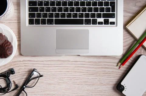 Top view of laptop and notepad with glasses and headphones on rustic wood des Foto stock
