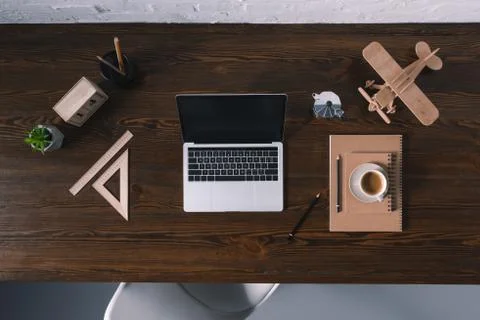 Top view of laptop with blank screen and office supplies on wooden table 库存照片
