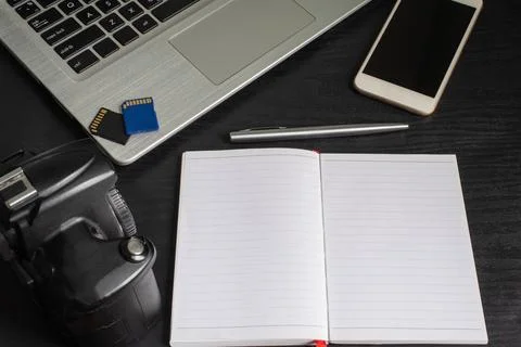 Top view laptop, camera, smartphone, notebook, pen, memory card Foto stock