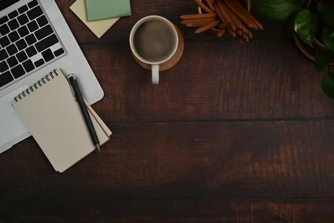 Top view laptop computer, notepad, sticky notes and coffee cup on wooden Foto stock