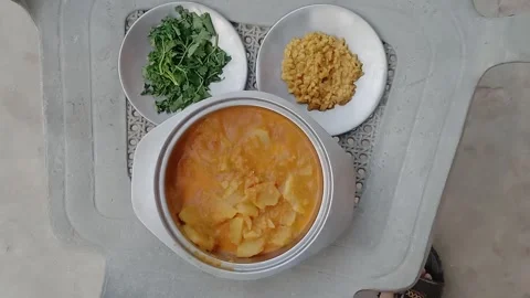 Top view of large curry vessel with potato curry and coriander plate Vídeos de archivo 347991115