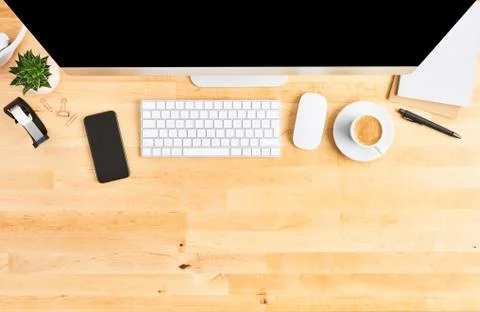 Top view of large desktop computer on wooden office desk Foto stock