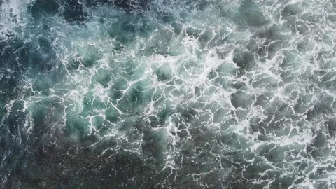 Top view of the large turquoise waves of the Indian Ocean. 스톡 동영상 195095910