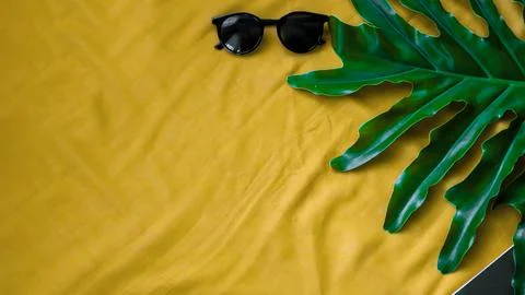 Top view leaf with glasses on yellow background Foto stock