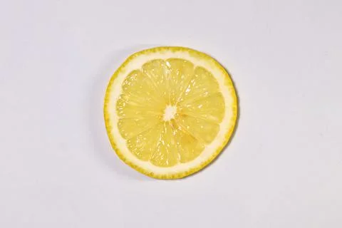 Top view of lemon slice on white kitchen table Foto stock