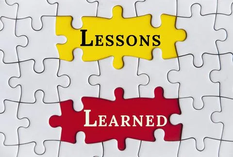Top view of lessons learned text on Jigsaw Puzzle. Improvement concept Foto stock