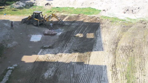 Top view  long shot of JCB leveling land. Vídeo Stock 167106921