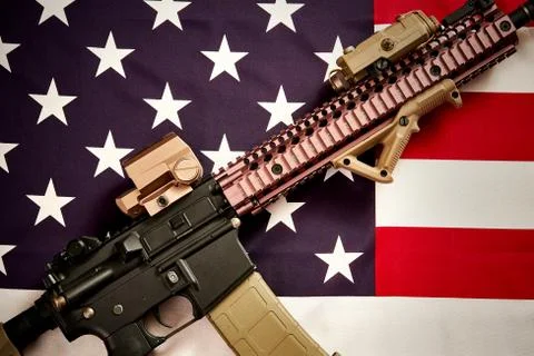 Top view of a machine gun on the background of the USA flag Foto stock