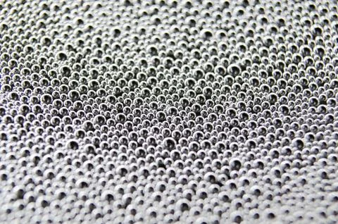 Top view of Macro shot of bubbles forming on a water surface with dark back.. Foto stock