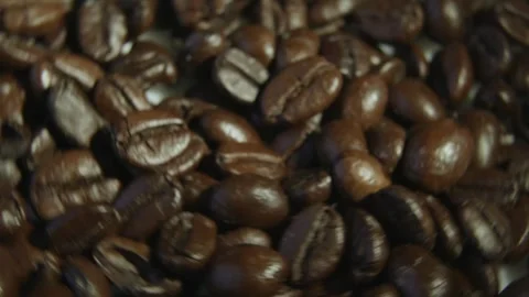 Top View Macro of Spinning Roasted Coffee Beans. Vídeo Stock 334324771