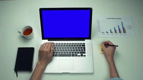 Top view male hands using sticky notes and laptop with green screen Stock-Footage 82888041
