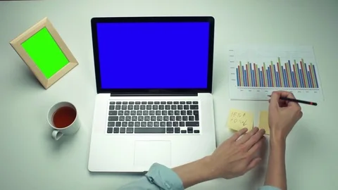 Top view male hands using sticky notes and laptop with green screen Stock-Footage 82888519