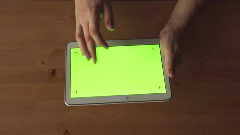 TOP VIEW: Man hands with a tablet PC with green screen Vídeo Stock 143883488