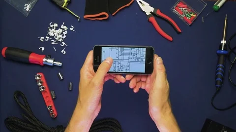 Top view man (man's hands) scrolling a variation schemes on a phone 4K 動画素材 78603617