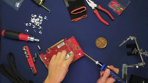 Top view man (man's hands) solder a fee 4k Vídeo Stock 78603644