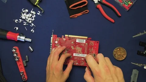 Top view man (man's hands) solder unscrews the screws on the fee 4K Vídeo Stock 78603683