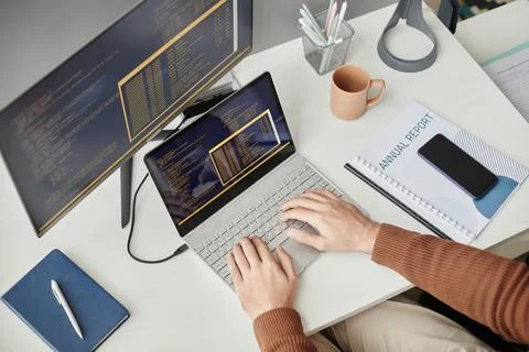 Top View Man Typing on Computer Keyboard and Writing Code Foto stock