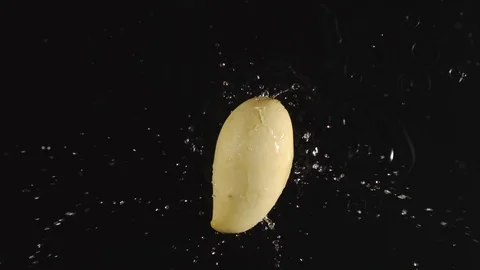 TOP VIEW: Mango falls in a water, splashing - Slow motion Vídeos de archivo 115319132