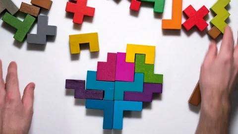 Top view on man's hand folding human brain and heart from wooden blocks. Vídeos de archivo 84567353