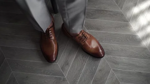 Top view of a man's leg in classic brown leather brown men's shoes. Close up Video stock 200524657