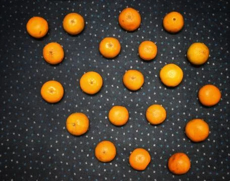 Top view of many small oranges arranged in a row, Fruit background, Pattern o Foto stock