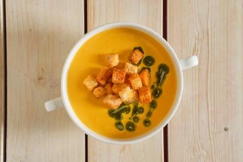 Top view of mashed peas soup with curry and crouton Foto stock