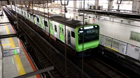 Top view of Metro Train on JR Yamanote Line applying brake to arrive at station Stock-Footage 189389101