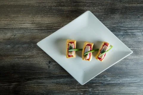 Top view mini snacks with herring pieces and green onion Foto stock