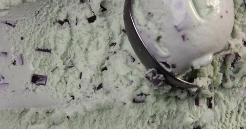 Top view of mint flavour ice cream with chocolate flakes and scoop Video stock 113633343