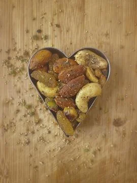 Top View of Mixed Nuts Arranged in Heart Form – Nutrition and Wellness Concept Foto stock