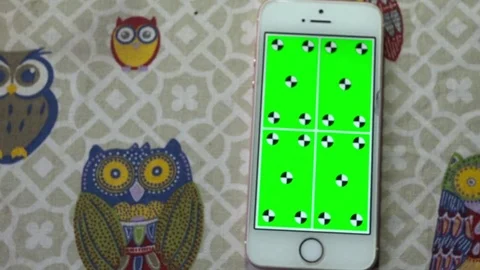 Top view mobile phone on the table with playing green screen slideshow 스톡 동영상 72132608