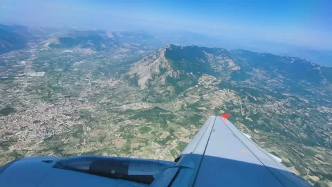 Top view of mountain profile from flying commercial plane, airline fly transport Vidéo 212380334