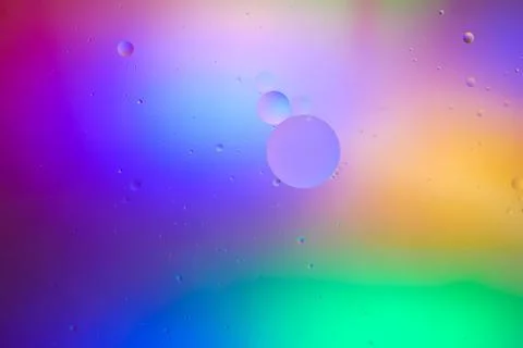 Top view movement of bubbles in the liquid. Oil surface multicolored backgrou Foto stock