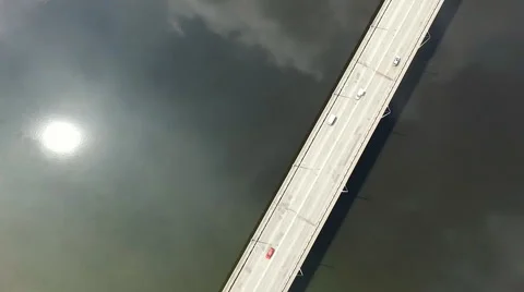 Top view on the movement of vehicles on the bridge Vidéo 67873443