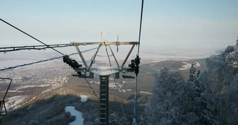 Top view from a moving funicular on the town of Belokurikha on a clear sunny day Video stock 232981088