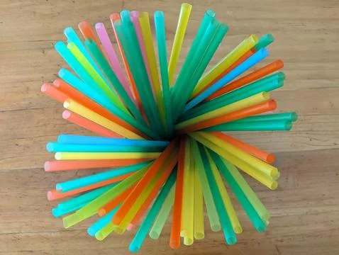 Top View of Multicolored Plastic Straws Arranged in Circle Stock-Fotos